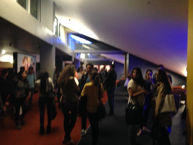 Spectateurs sortis juste après la seconde interruption de la projection de 