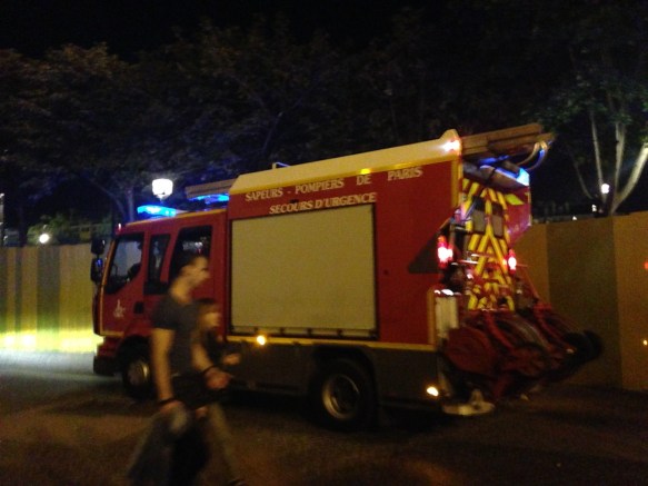 Les pompiers sont intervenus peu avant 22 heures et stationnent à l'extérieur du ciné, sortie Porte du Jour du Forum des Halles 