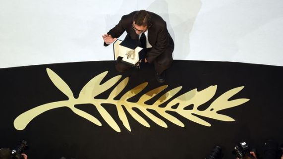 Le réalisateur turc, Nuri Bilge, recevant la Palme d'Or pour son film "Winter Sleep" en 2014
