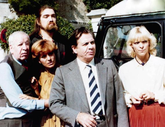 LES SOUS-DOUES, front from left: Feodor Atkine, Maria Pacome, Hubert Deschamps, Tonie Marshall, 1980, © AMLF